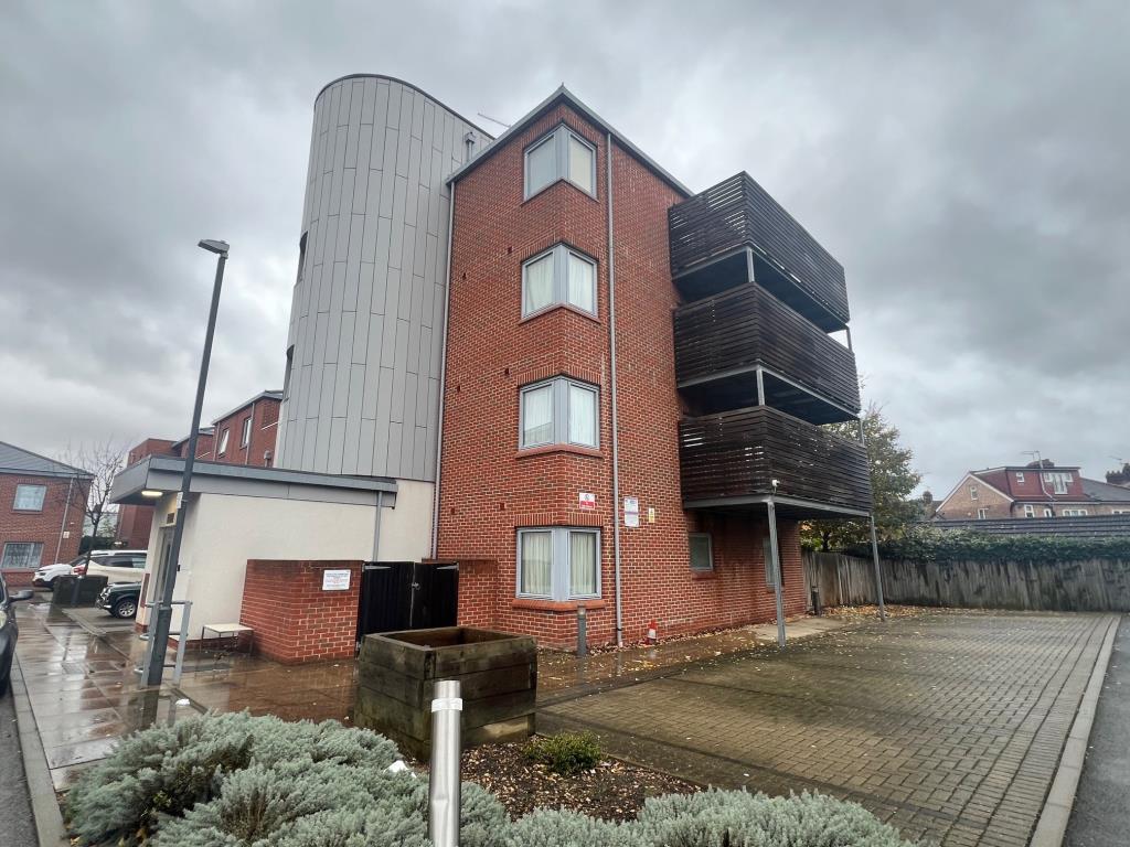Lot: 107 - ONE-BEDROOM THIRD FLOOR FLAT - External aspect of block